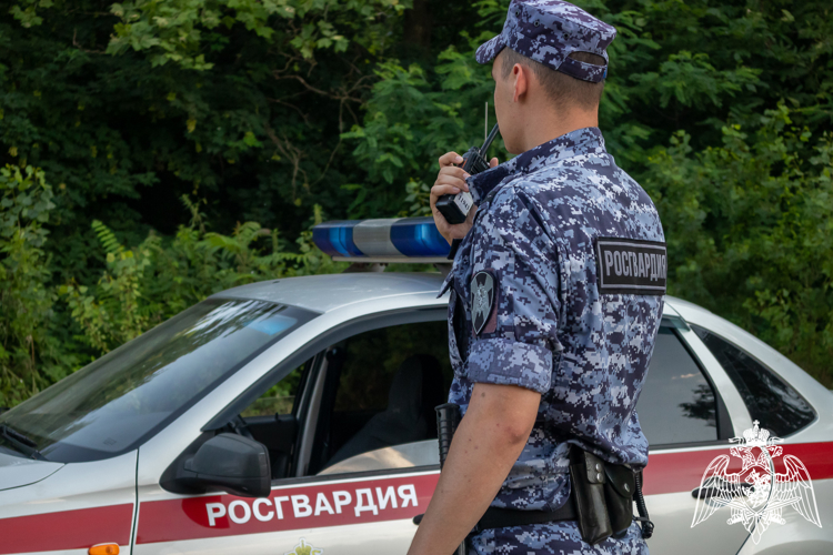 В Туапсе росгвардейцы задержали мужчину, разыскиваемого за кражу смартфона у отдыхающего