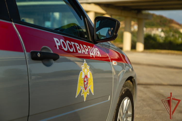 Росгвардейцы задержали на автобусной остановке в Краснодаре мужчину, более полугода находившегося в розыске 